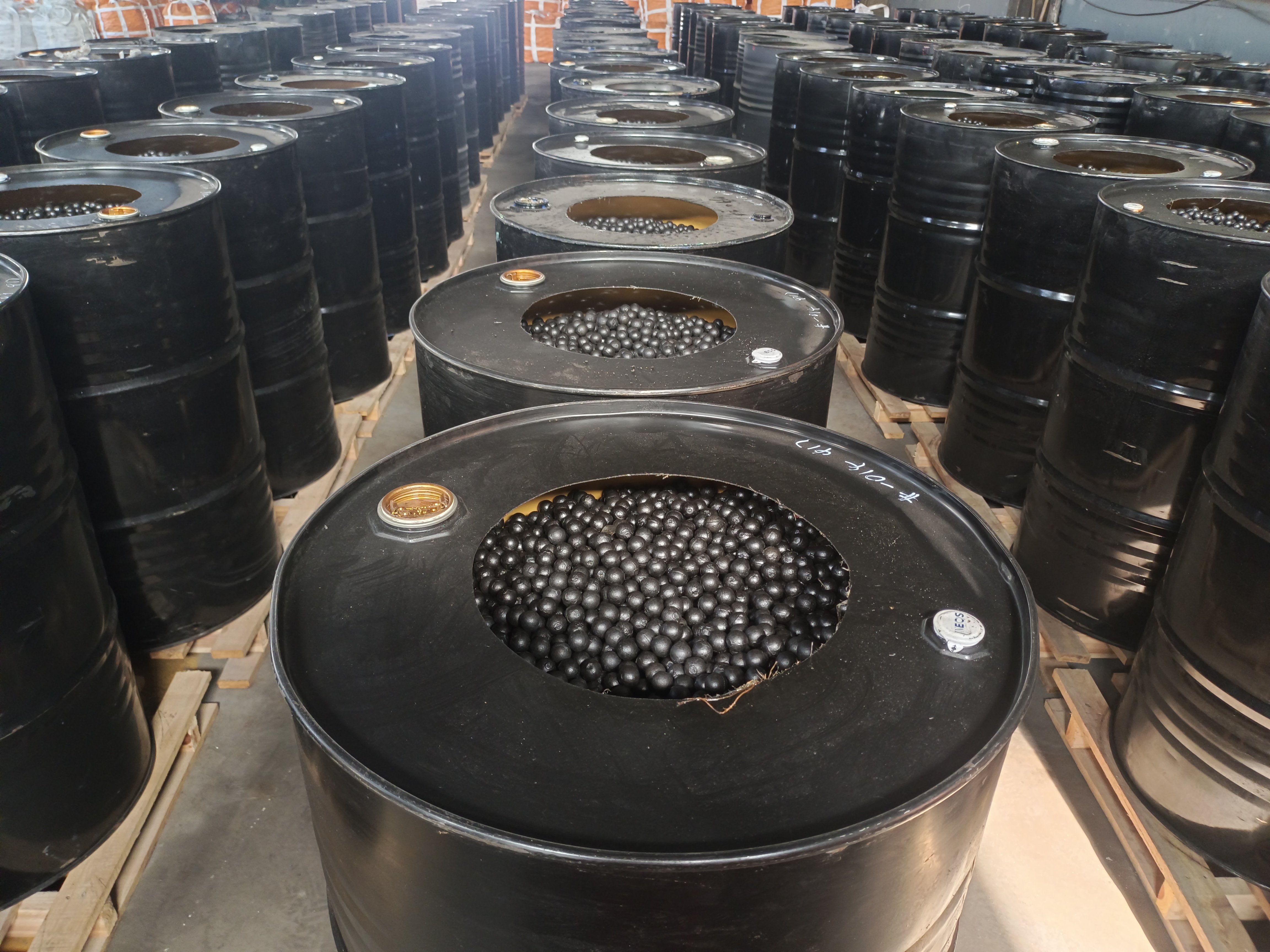 What factors affect the performance and durability of high chrome grinding balls?